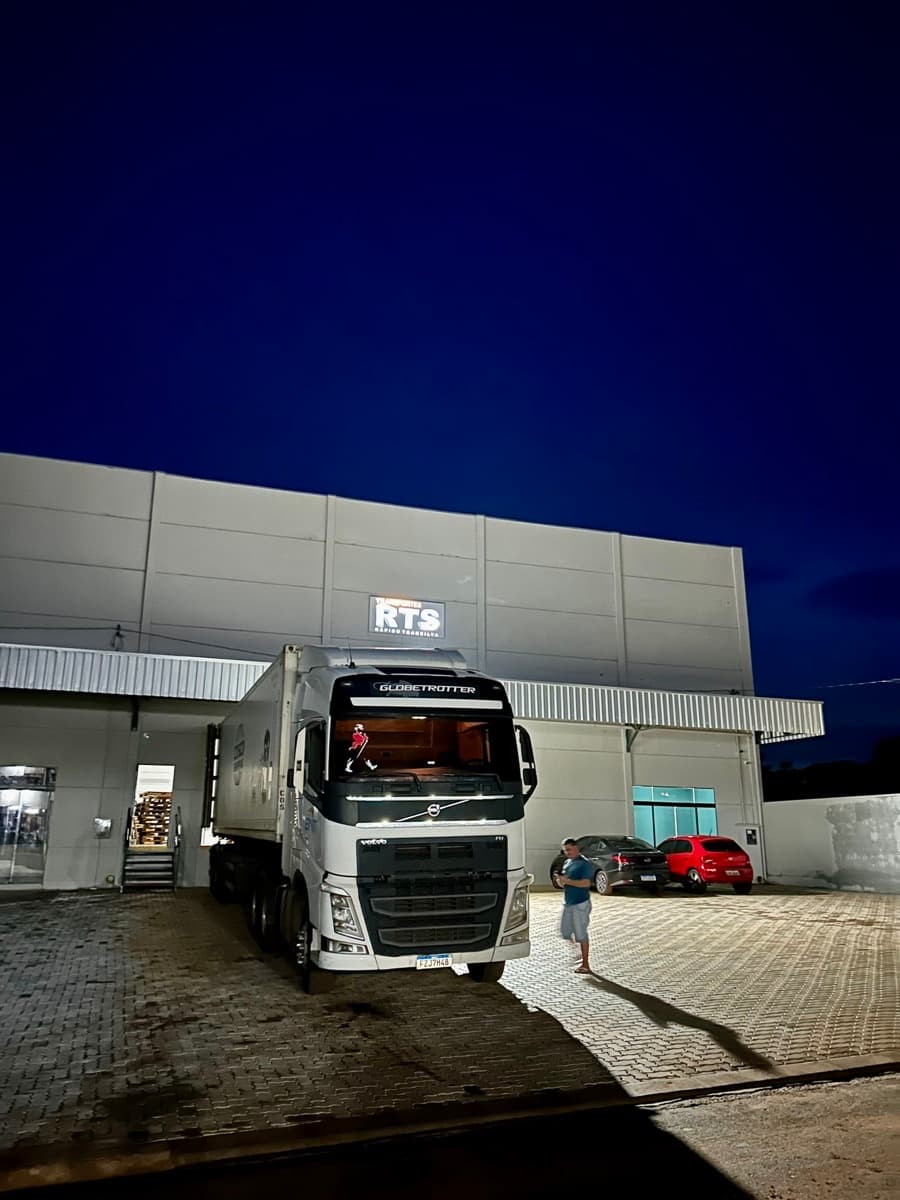 Unidade RTS com caminhão no pátio